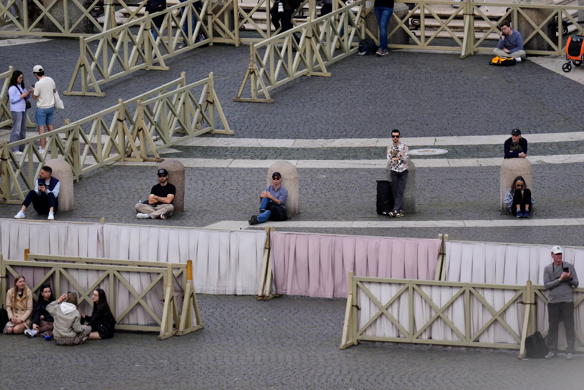 Очікування нового Папи: натовпи збираються на площі Святого Петра